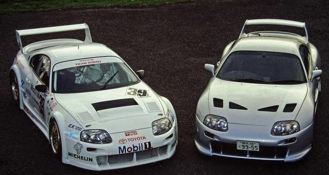 左：Super GT赛事中的Supra；右：Supra 3000GT
