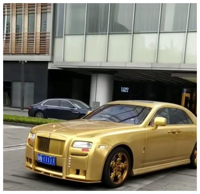 “黄金”版莱斯莱斯现街头，车牌能买1套房，车主身价百亿？